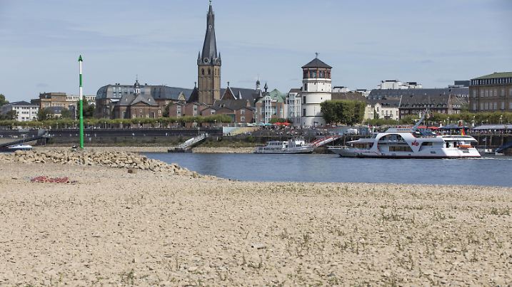 Rhein bei Düsseldorf, extremes Niedrigwasser, Rheinpegel bei 84 cm, nach der langen Dürre fällt das linke Rheinufer, bei Düsseldorf Oberkassel trocken, Kulisse der Altstadt, Schlossturm, Rheinschifffahrt, *** Rhine at Dusseldorf extremely low water Rhine level at 84 cm after the long drought falls the left bank of the Rhine at Dusseldorf Oberkassel dry backdrop of the Old Town Schlossturm Rheinschifffahrt  
