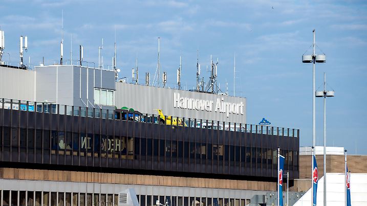 ARCHIV - 25.07.2018, Niedersachsen, Langenhagen: Das Terminalgebäude des Flughafens Hannover. (zu dpa "Britischer Investor übernimmt Anteile am Flughafen Hannover" vom 09.10.2018) Foto: Hauke-Christian Dittrich/dpa +++ dpa-Bildfunk +++