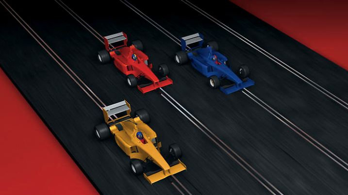 Carrera-Bahn mir drei Autos darauf