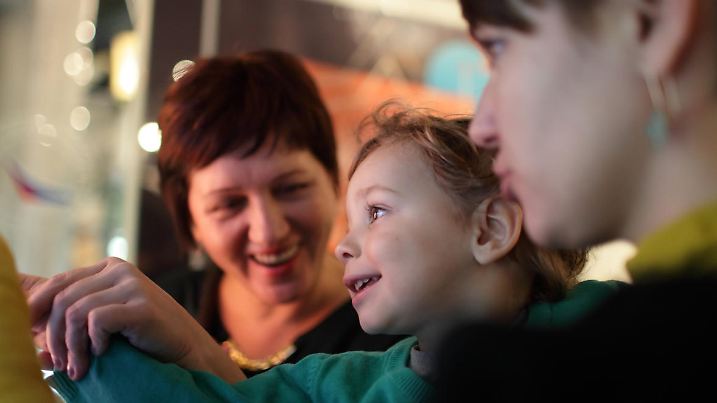 Familie im Museum
