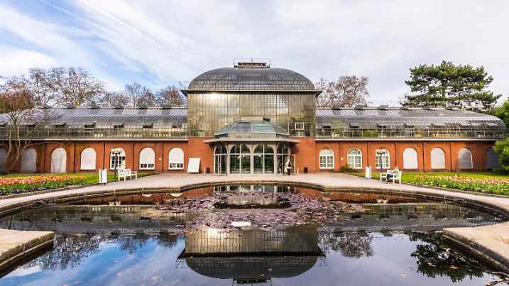 Das Eingangsgebäude des Palmengartens in Frankfurt.