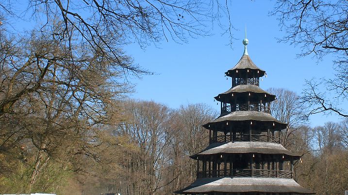Der chinesische Turm im Englischen Garten in München an einem Frühlingstag. Foto: Markus C. Hurek