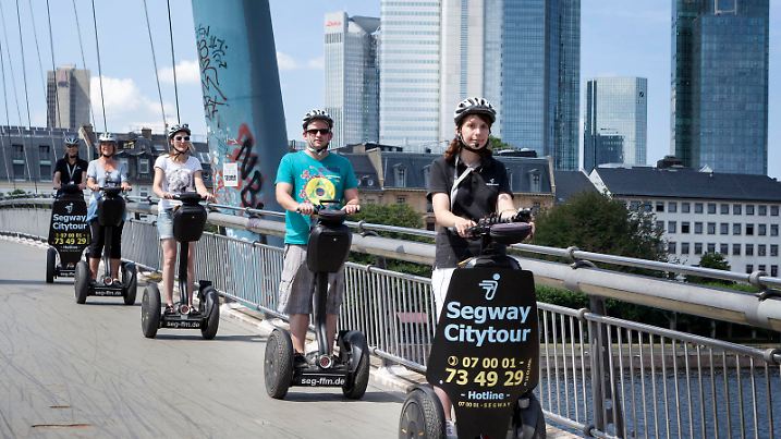 Touristen auf Segways in Frankfurt am Main