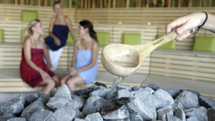 Aufguss in einer Sauna in der Therme in Erding (Oberbayern) am Dienstag (18.08.2008) . Foto: Andreas Gebert dpa/lby +++(c) dpa - Report+++