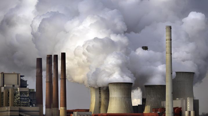 21.01.2015, DEU, DEUTSCHLAND, Neurath , das alte Braunkohlekraftwerk Neurath I der RWE AG  