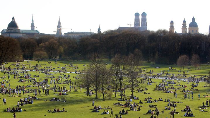 Frühlingserwachen bei frühsommerlichen Temperaturen in München: Andrang Sonnenhungriger auf einer Liegewiese im Englischen Garten, Bayern, Deutschland *** Spring awakening at early summer temperatures in Munich. Crowds of sun worshipers on a lawn in the English Garden. Bavaria. Germany  