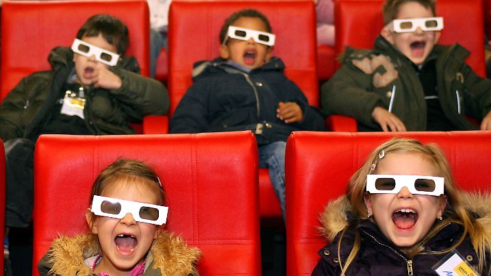 Kinder schreien vor Begeisterung am Freitag (04.04.2008) im 4D-Kino des Legoland Discovery Centre in Duisburg. Die Lego-Erlebniswelt wird zur Zeit noch mit bekannten Gebäuden des Ruhrgebietes als Lego-Modellen eingerichtet. Offizielle Eröffnung der Kinder-Lego-Welt ist der 19. April 2008. Foto: Roland Weihrauch dpa/lnw +++(c) dpa - Report+++