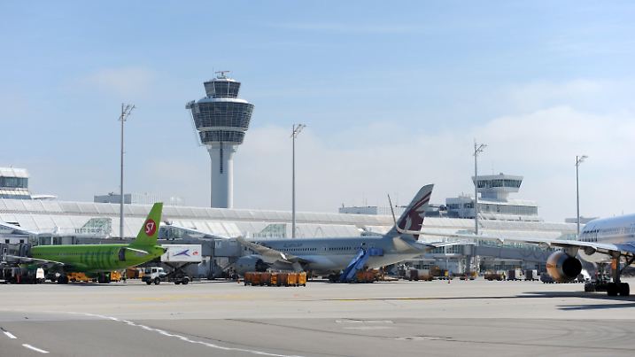 ARCHIV - 29.09.2014, Bayern, München: Mehrere Flugzeuge stehen auf dem Flughafen an einem Terminal vor dem Tower. Gut zwei Monate nach der schweren Sicherheitspanne am Münchner Flughafen ist am 26.09.2018 wieder das selbe Terminal wegen einer ähnlichen Panne kurzfristig gesperrt worden. Foto: Andreas Gebert/dpa +++ dpa-Bildfunk +++