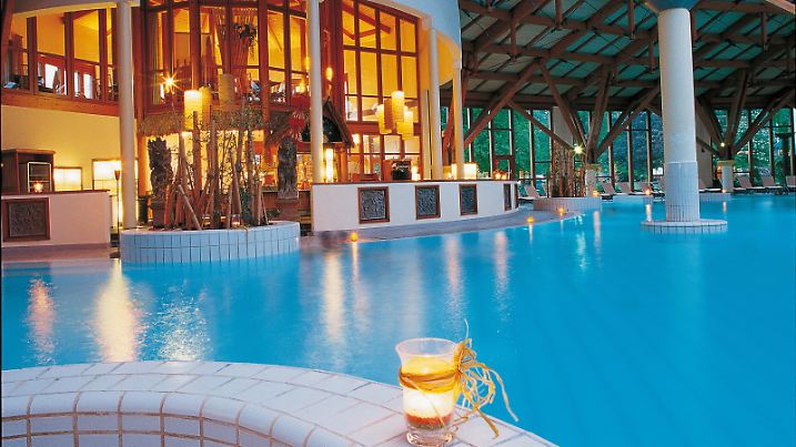 Schwimmbecken der Bali-Therme in Bad Oeynhausen in Ostwestfalen-Lippe