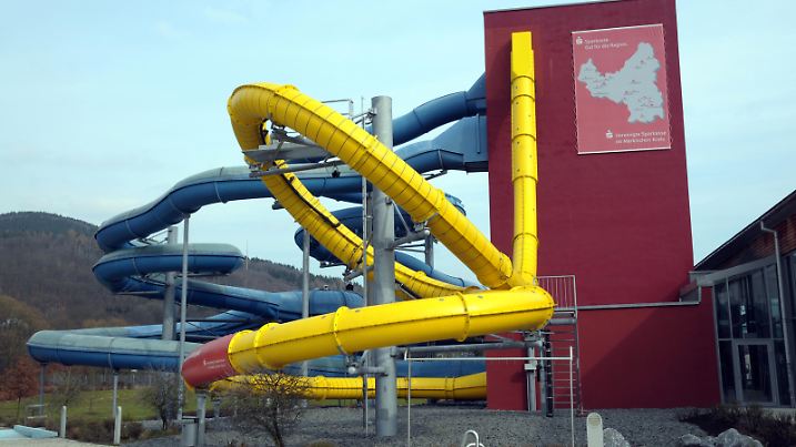 Zwei Rutschen des AquaMagis-Schwimmbads in Plettenberg im Sauerland