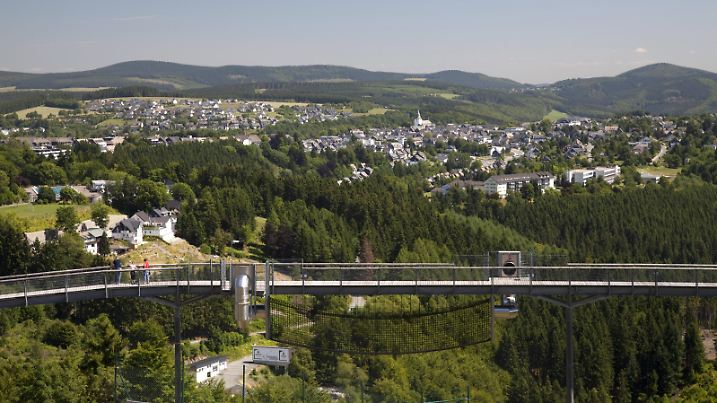 Panorama Erlebnisbrücke und Ortsansicht von Winterberg im Sauerland