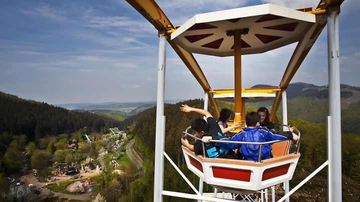 Vier Jugendliche in einer Gondel im Riesenrad im Fort Fun Vergnügungspark in Bestwig im Sauerland