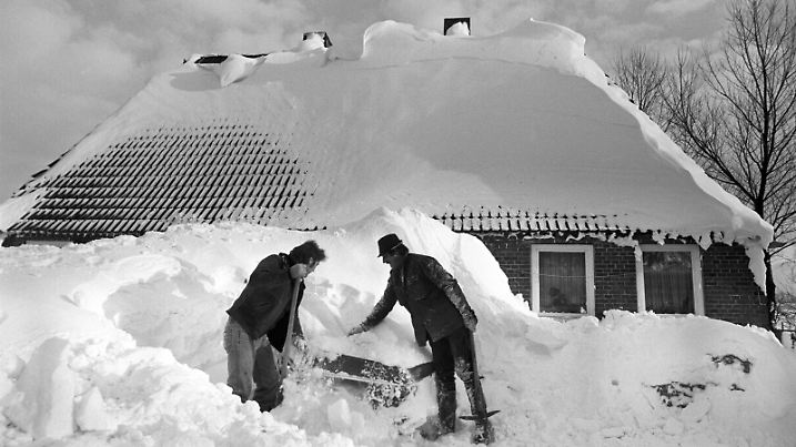 Nach und nach, wie hier in Loose (Kreis Rendsburg - Eckernförde), finden sich die Autos unter den Schneemassen wieder ein, aufgenommen am 03.01.1979. Der Temperatursturz vom 29. Dezember 1978 führte in Norddeutschland, dem Norden der DDR, Dänemark und Südschweden zu einem Schneechaos. Teilweise brach der Verkehr sowie die Stromversorgung zusammen, Ortschaften waren von der Außenwelt abgeschnitten. Allein in der Bundesrepublik kamen 17 Menschen auf Grund des Schneechaos ums Leben. | Verwendung weltweit