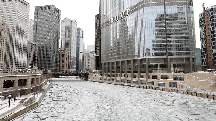 (190201) -- CHICAGO, Feb. 1, 2019 (Xinhua) -- The Trump Hotel is seen alongside the frozen Chicago River in Chicago, the United States, Jan. 31, 2019. Chicago, the biggest city in the U.S. Midwest, was struck by the polar vortex with the minimum temperature reaching minus 30 degrees Celsius in the city. (Xinhua/Wang Ping) U.S.-CHICAGO-COLD WEATHER PUBLICATIONxNOTxINxCHN  