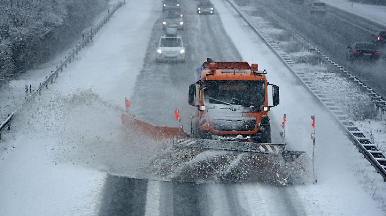 Lausitz - Schneefälle am Sonntagvormittag Bautzen 03.02.2019 gegen 10:30 Uhr Seit den Morgenstunden setzten auch in der Oberlausitz teils starke Schneefälle ein. Bis in die Vormittagsstunden sammelten sich so bereits mehrere Zentimeter der weißen Pracht auf den Straßen und Wiesen. Der Winterdienst ist im Dauereinsatz, um die Straßen bestmöglich zu präparieren. Die Kinder der Region freuen sich und nutzen die Zeit zum Rodeln und für Schneeballschlachten. Im Bild: B156 in Bautzen / Winterliche Impressionen in Niederkaina / Winterdienst auf der BAB4 auf Höhe AS Bautzen-Ost Bautzen Sachsen Deutschland *** Lusatia Snowfalls on Sunday morning Bautzen 03 02 2019 around 10 30 a.m. Since the morning hours, some heavy snowfalls have also started in Upper Lusatia Until the morning hours, several centimetres of the white splendour had alre Copyright: xLausitzNews.de/TonixLehderx  