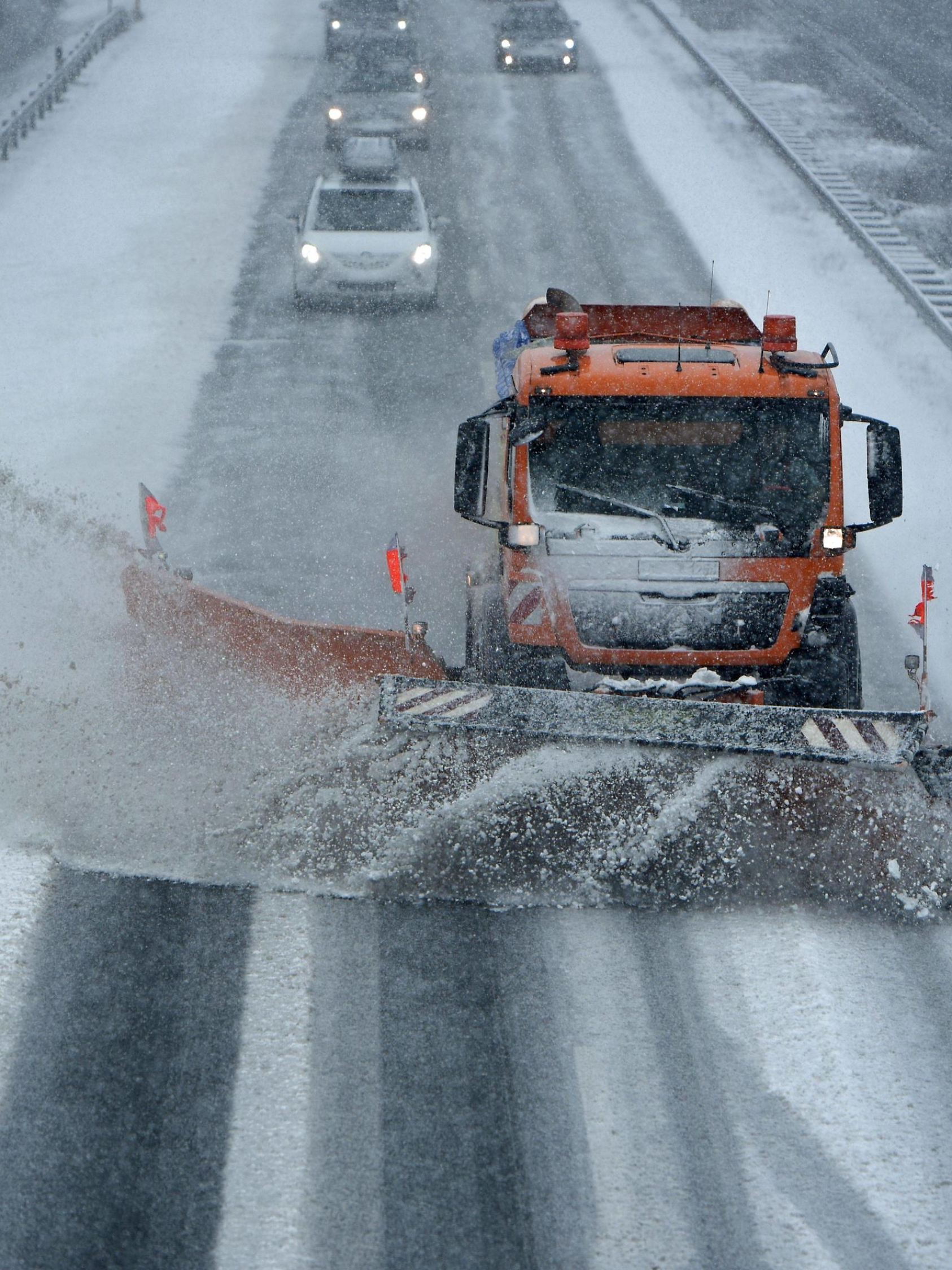 Lausitz - Schneefälle am Sonntagvormittag Bautzen 03.02.2019 gegen 10:30 Uhr Seit den Morgenstunden setzten auch in der Oberlausitz teils starke Schneefälle ein. Bis in die Vormittagsstunden sammelten sich so bereits mehrere Zentimeter der weißen Pracht auf den Straßen und Wiesen. Der Winterdienst ist im Dauereinsatz, um die Straßen bestmöglich zu präparieren. Die Kinder der Region freuen sich und nutzen die Zeit zum Rodeln und für Schneeballschlachten. Im Bild: B156 in Bautzen / Winterliche Impressionen in Niederkaina / Winterdienst auf der BAB4 auf Höhe AS Bautzen-Ost Bautzen Sachsen Deutschland *** Lusatia Snowfalls on Sunday morning Bautzen 03 02 2019 around 10 30 a.m. Since the morning hours, some heavy snowfalls have also started in Upper Lusatia Until the morning hours, several centimetres of the white splendour had alre Copyright: xLausitzNews.de/TonixLehderx  