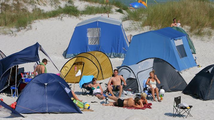 Im Regenbogen Camp Prerow (Kreis Nordvorpommern) auf der Ostseehalbinsel Fischland-Darß-Zingst haben sich Urlauber am Donnerstag (20.08.2009) in den Dünen niedergelassen. Das Camp erstreckt sich über zweieinhalb Kilometer. Das Besondere an der Anlage ist die Möglichkeit, direkt in den Dünen und am Strand zu campen. Im Regenbogen Camp Prerow gibt es u. a. 800 Stellplätze für Wohnwagen, Wohnmobile oder Zelte, neun Sanitärgebäude, einen SB-Markt mit Bäckerei und Restaurants. Foto: Bernd Wüstneck dpa/lmv +++(c) dpa - Bildfunk+++