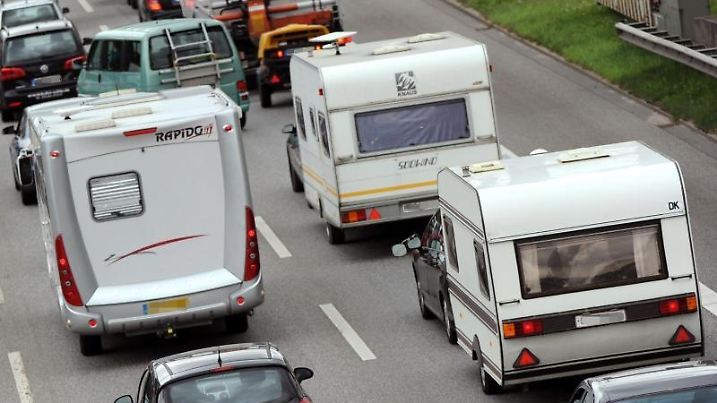Wohnwagen im Stau