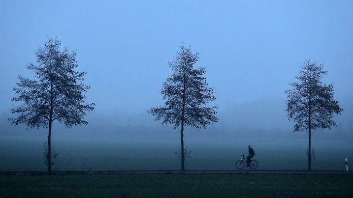 26.11.2018, Sachsen, Leipzig: Ein Radfahrer fährt an einem nebeligen Novembermorgen auf einer Verbindungsstraße zwischen Leipzig-Grünau und Rückmarsdorf. Foto: Jan Woitas/dpa-Zentralbild/dpa +++ dpa-Bildfunk +++