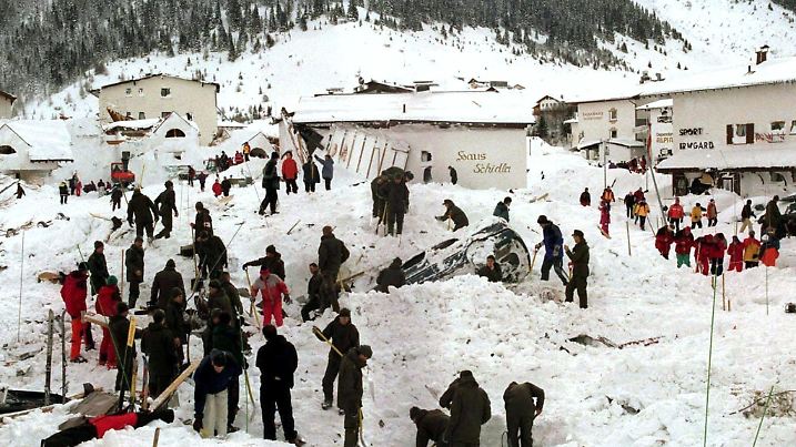 ARCHIV - 24.02.1999, Österreich, Galtür: Rettungsmannschaften durchsuchen nach der verheerenden Lawinenkatastrophe in der österreichischen Urlauberhochburg Trümmer und Schnee nach Verschütteten. Vor 20 Jahren starben 38 Menschen, darunter zwölf Kinder, durch Lawinen im Tiroler Paznauntal. Das Unglück von Galtür machte weltweit Schlagzeilen. Es ist ein Beispiel für die Unberechenbarkeit der Natur. (zu dpa "Lawinenunglück von Galtür - Natur hielt sich nicht an Gefahrenzonen" vom 18.02.2019) Foto: epa apa Minich/APA/dpa +++ dpa-Bildfunk +++