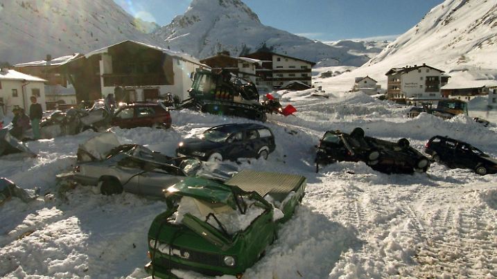ARCHIV - 27.02.1999, Österreich, Galtür: Ein Bild der Verwüstung zeigt nach dem schweren Lawinenunglücke in Galtür am 23.02.1999. Vor 20 Jahren starben 38 Menschen, darunter zwölf Kinder, durch Lawinen im Tiroler Paznauntal. Das Unglück von Galtür machte weltweit Schlagzeilen. Es ist ein Beispiel für die Unberechenbarkeit der Natur. (zu dpa "Lawinenunglück von Galtür - Natur hielt sich nicht an Gefahrenzonen" vom 18.02.2019) Foto: Peter Kneffel/dpa +++ dpa-Bildfunk +++