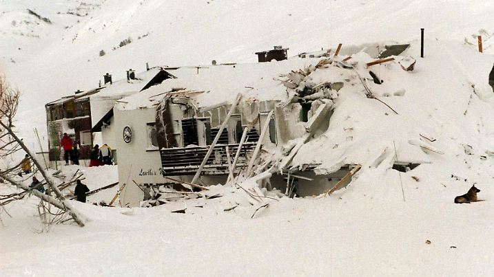 HANDOUT - 24.02.1999, Österreich, Galtür: Ein von den Schneemassen zerstörtes Haus in Galtür. Vor 20 Jahren starben 38 Menschen, darunter zwölf Kinder, durch Lawinen im Tiroler Paznauntal. Zwei Lawinen hatten Häuser in Galtür und einen Tag später im benachbarten Valzur verschüttet. Foto: Hbf/Minich/APA/dpa - ACHTUNG: Nur zur redaktionellen Verwendung im Zusammenhang mit der aktuellen Berichterstattung und nur mit vollständiger Nennung des vorstehenden Credits +++ dpa-Bildfunk +++