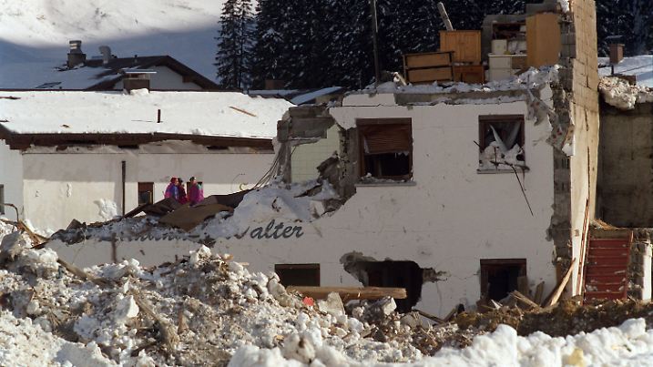 Ein zerstörtes Haus in Galtür, aufgenommen am 27.2.1999. Die Aufräumarbeiten in dem Skiort im Tiroler Paznauntal, der von einer Lawine am 23.2. überrollt worden war, sind in vollem Gange. Das zerstörte Areal ist mindestens so groß wie sieben Fußballfelder. Aus dem Gemisch aus Steinen und Schnee ragen Hunderte von zerborstenen Holzbrettern. "Der Hang galt als nicht gefährlich. Nach unserer Einschätzung hätte eine etwaige Lawine nie die Häuser jenseits der Straße gefährden dürfen», sagt ein Mitglied der Lawinenkommission. Ein tragischer Irrtum für 31 Menschen in Galtür und sieben im benachbarten Valzur. Vom etwa 2500 Meter hohen Grieskopf donnerten die 300 Meter breite Lawinen über 1000 Höhenmeter in das Skidorf.