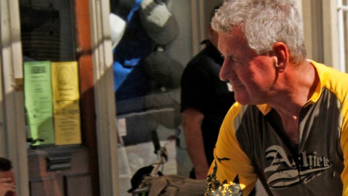 Deutschland/ Bayern - Ochsenfurt, Altstadt, Fußgängerzone, Hund im Fahrradanhänger, Hundejahre - Herrenjahre