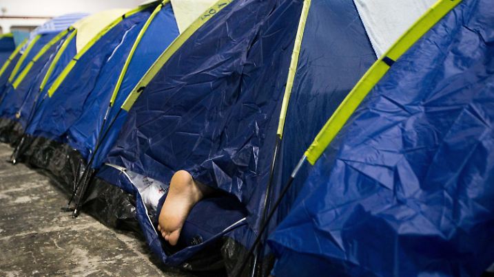 12.02.2019, Brasilien, São Paulo: Eine Teilnehmer krabbelt in ein Zelt auf dem Campingplatz der «Campus Party», einem Treffen rundum Technologie. Auf dem «Party», das ein mal im Jahr gefeiert wird, treffen IT-Entwickler, Gamer und Computerfreunde eine Woche lang aufeinander. > Foto: Paulo Lopes/ZUMA Wire/dpa +++ dpa-Bildfunk +++