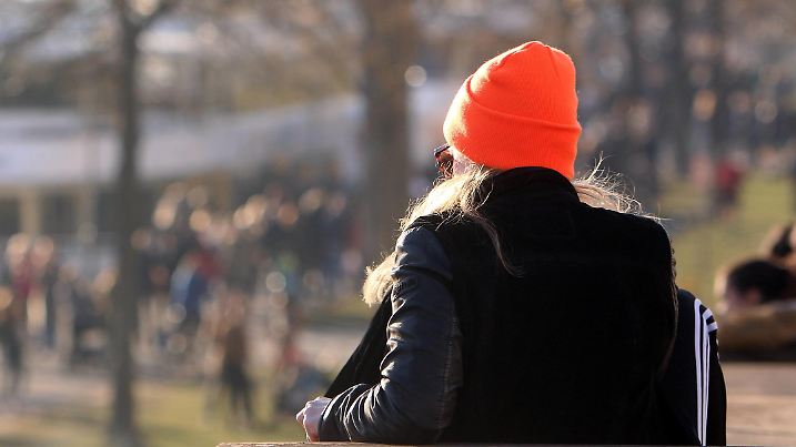 News Bilder des Tages Frühlingserwachen in Frankfurt am Main, Hessen, Deutschland: großer Personenandrang herrscht auf der Uferpromenade am Main bei frühlingshaften Temperaturen in der Innenstadt *** Spring awakening in Frankfurt am Main Hesse Germany The promenade along the river Main is crowded with people at springlike temperatures in the city centre