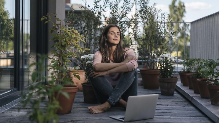 Woman with laptop sitting on balcony model released Symbolfoto property released PUBLICATIONxINxGERxSUIxAUTxHUNxONLY JOSF01622