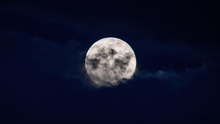 News Bilder des Tages Erfurt , 09.03.2020 , Supermond Im Bild: Der Supermond über ein Feld bei Erfurt *** Erfurt , 09 03 2020 , Supermond In the picture the Supermond over a field near Erfurt