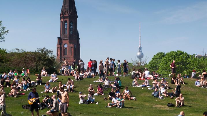 Berliner Goerlitzer Park Berlin, Berliner, 1. Mai 2012, Strassenfeste, Kreuzberg, Kreuzberger, Goerlitzer Park, Stadtteil, Gruenanlage, Parkanlage, Liegewiese, Liegewiesen, Wiese, Freizeit, schoenes Wetter, Freizeitgestaltung, Parks, Picnic, Picknick, Ausflug, Freizeit, Liegewiese,