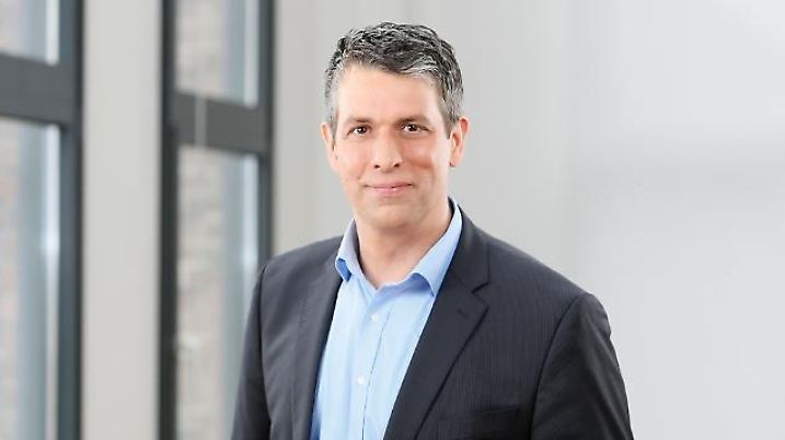 Das Bild zeigt den RTL-Meteorologen Björn Alexander