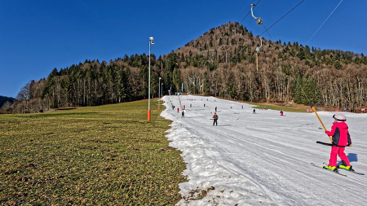 Warten auf den richtigen Winter. Skifahren im oberbayerischen Ruhpolding auf den letzten Schneeresten. Ruhpolding Bayern Deutschland *** Waiting for the real winter Skiing in Ruhpolding in Upper Bavaria on the last remnants of snow Ruhpolding Bavaria Germany Copyright: xRolfxPossx