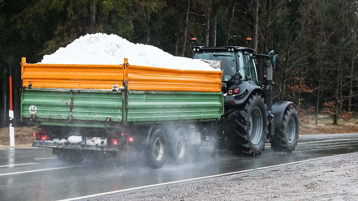 Kunstschnee auf einem Traktoranhaenger GER, FIS Weltcup Nordische Kombination Schonach 2024, 26.01.2024, Nordic Combined FIS Weltcup Nordische Kombination Schonach 2024, Nordic Combined, 26.01.2024 Schonach *** Artificial snow on a tractor trailer GER, FIS World Cup Nordic Combined Schonach 2024, 26 01 2024, Nordic Combined FIS World Cup Nordic Combined Schonach 2024, Nordic Combined, 26 01 2024 Schonach Copyright: xEibner-Pressefoto/RogerxBuerkex EP_RBE