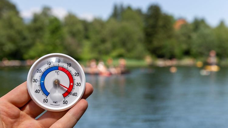 26.06.2019, Österreich, Lans: Ein Thermometer zeigt Temperaturen von 38 Grad am Lansersee in Tirol an. Foto: Jakob Gruber/APA/dpa +++ dpa-Bildfunk +++