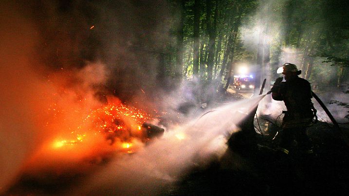 ARCHIV - 04.05.2007, Nordrhein-Westfalen, Sundern: Ein Feuerwehrmann löscht im Sauerland einen Waldbrand. Durch die Trockenheit steigt in Nordrhein-Westfalen die Waldbrandgefahr. (zu dpa vom 03.07.2018) Foto: Julian Stratenschulte/dpa +++ dpa-Bildfunk +++