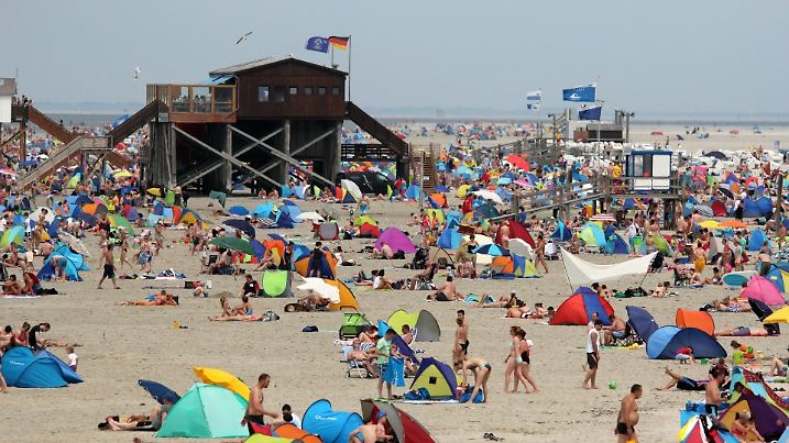 ARCHIV - Urlauber und Tagesgäste genießen am 04.07.2015 am Strand von St. Peter-Ording (Schleswig-Holstein) das Sommerwetter. Im Sommer sind Strände an Nord- und Ostsee voll, die Hotels sind ausgelastet. Foto: Wolfgang Runge/dpa (zu dpa «Am Limit? Deutsche Inseln machen Mittelmeer Konkurrenz» vom 21.07.2015) +++(c) dpa - Bildfunk+++