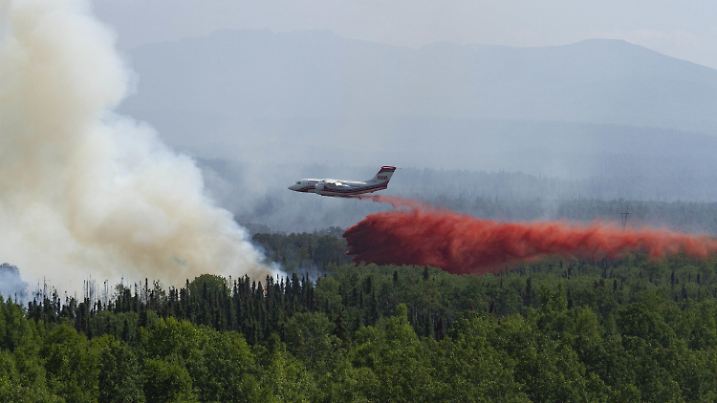 04.07.2019, USA, Talkeetna: Ein Conair AVRO RJ85 AT Flugzeug lässt feuerhemmendes Mittel auf einem Lauffeuer in der Nähe des Montana Creek, fallen. Der nördlichste US-Bundesstaat Alaska ist für seine Gletscher und eher kühle Temperaturen bekannt, doch nun macht die Region mit Hitzerekorden Schlagzeilen. Foto: Michael Risinger/Planet Pix via ZUMA Wire/dpa +++ dpa-Bildfunk +++