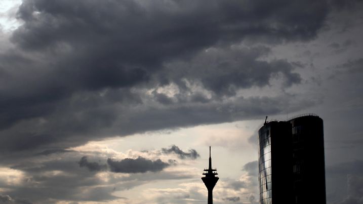 02.08.2019, Düsseldorf: Wolken ziehen über den Rheinturm und das Hochhaus GAP 15 in Düsseldorf. Foto: Martin Gerten/dpa +++ dpa-Bildfunk +++