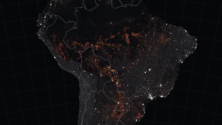 dpatopbilder - HANDOUT - 22.08.2019, ---, --: Die Karte zeigt aktive Brände in Brasilien, wie sie von Terra und Aqua MODIS vom 15. bis 22. August 2019 beobachtet wurden. Die orangefarbenen Standorte der Feuer wurden mit von VIIRS aufgenommenen Nachtbildern überlagert. Städte und Gemeinden erscheinen weiß, bewaldete Gebiete schwarz und tropische Savannen und Wälder (in Brasilien Cerrado genannt) grau. Die Brände in den brasilianischen Bundesstaaten Pará und Amazonas konzentrieren sich in Streifen entlang der Autobahnen BR-163 und BR-230. Foto: --/NASA/dpa +++ dpa-Bildfunk +++