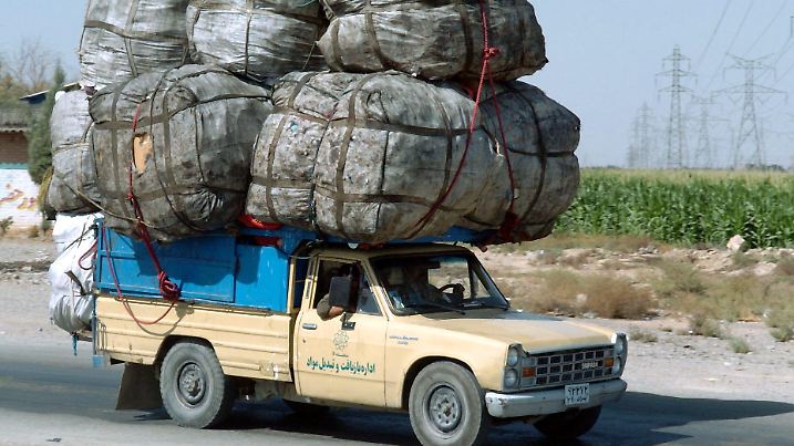 Ein extrem beladener Pickup fährt auf der Stadtautobahn vor der Hauptstadt Teheran am 01.10.2004. Foto: Bernd Weißbrod dpa