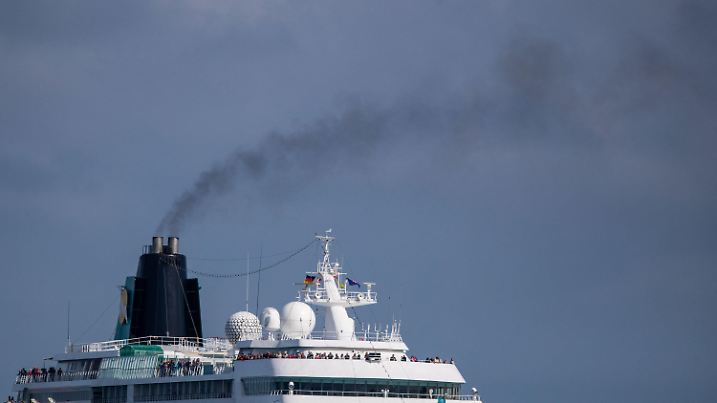 ARCHIV - 09.08.2019, Mecklenburg-Vorpommern, Rostock-Warnemünde: Aus dem Schornstein eines Kreuzfahrtschiffes steigt beim Einlaufen in den Hafen von Rostock eine dunkle Rauchwolke auf. Angesichts einer international boomenden Kreuzfahrtindustrie und Milliarden-Gewinnen bei führenden Reedereien hat der Naturschutzbund Deutschland (Nabu) von der Branche mehr Einsatz beim Klimaschutz gefordert. (zu dpa "Umweltorganisation Nabu fordert mehr Einsatz von Kreuzfahrtreedereien") Foto: Jens Büttner/zb/dpa +++ dpa-Bildfunk +++